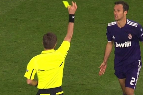 El rbitro muestra tarjeta amarilla a Carvalho en White Hart Lane. | Telemadrid