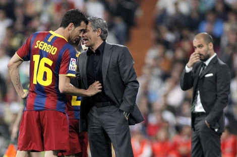 Mourinho habla con Busquets en un momento del partido. (EFE)