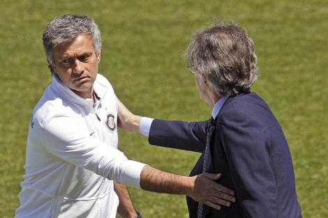 Mourinho y Moratti se saludan durante un entrenamiento del Inter. | AP