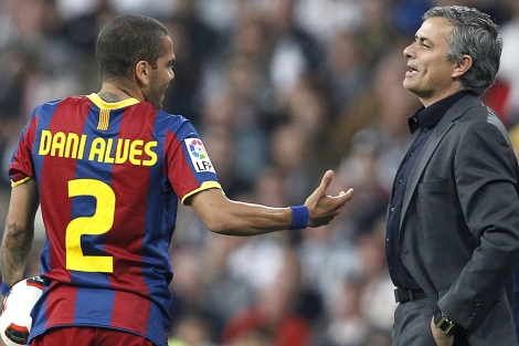 Alves y Mourinho, en el ltimo partido de Liga. (Foto: EFE)