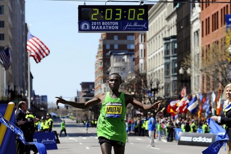Mutai entra en la meta, bajo su nueva plusmarca, en Boston. (REUTERS)