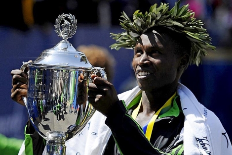 Geoffrey Mutai con la corona de laurel como ganador de la Maratn de Boston. | (EFE)