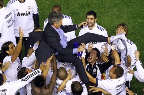 Los jugadores blancos, manteando a Mourinho tras la victoria. | Reuters