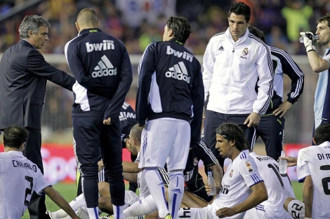 Mourinho da instrucciones a sus jugadores antes de la prrroga en la Copa. | Efe