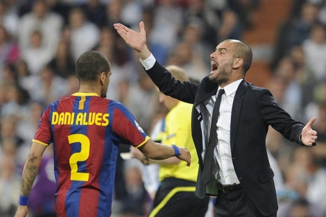 Pep Guardiola, junto a Dani Alves en un momento del partido. (EFE)