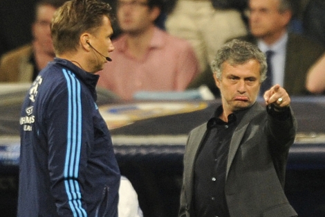 Mourinho, durante el partido de Champions ante el Bara. (Foto: AFP)