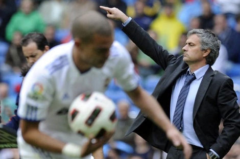 Jos Mourinho, tras Pepe, en un momento del partido. (EFE)