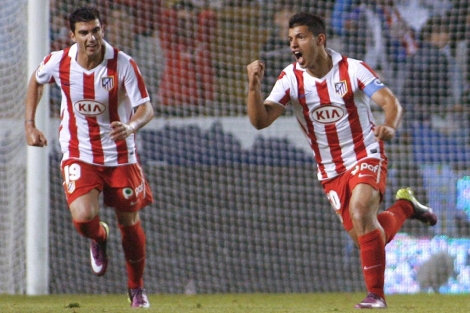 Aguero (dcha.) celebra su gol, junto a Jos Antonio Reyes. (EFE)
