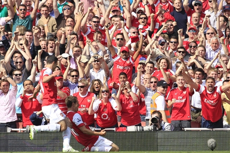 Aaron Ramsey festeja su victoria con los aficionados del Arsenal. | Ap