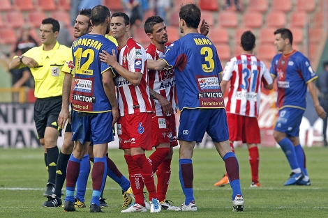 Los jugadores de Levante y Sporting se saludan tras el partido. (Foto: EFE)