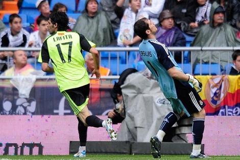 Lafita anota su segundo gol ante Casillas. | (AFP)