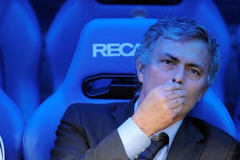 Mourinho, en el banquillo blanco (Foto: AFP).