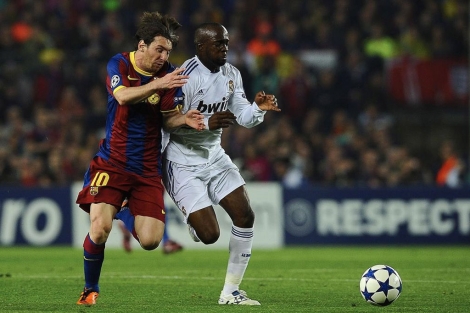 Messi y Lass pugnan por un baln (Foto: AFP).