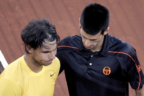 Rafa Nadal y Novak Djokovic, tras las final de Madrid. (EFE)