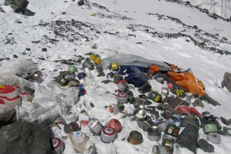 Basura a 8.000 metros en el Everest dejada por expedicines occidentales.