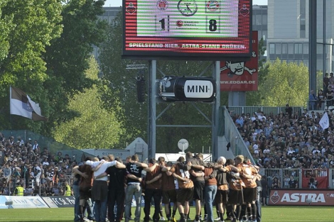 Los jugadores del St. Pauli, tras perder contra el Bayern y certificar su descenso. |REUTERS|