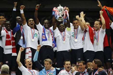 Los jugadores del Lille, con la Copa en el Stade de France. (Foto: Reuters)