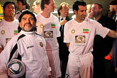 Maradona, en un partido con grandes ex futbolistas.