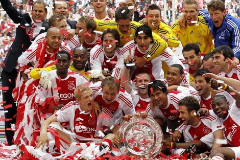 Los jugadores del Ajax, con la copa de campeones. (Foto: Ap)