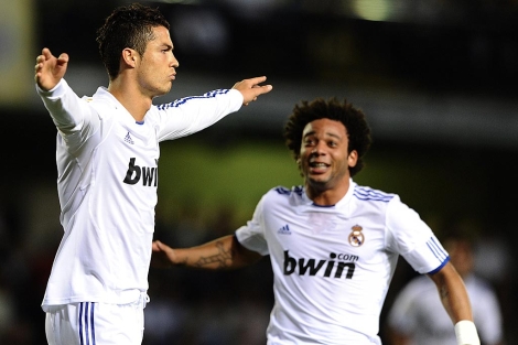 Cristiano, felicitado por Marcelo tras su primer gol. (Foto: Afp)