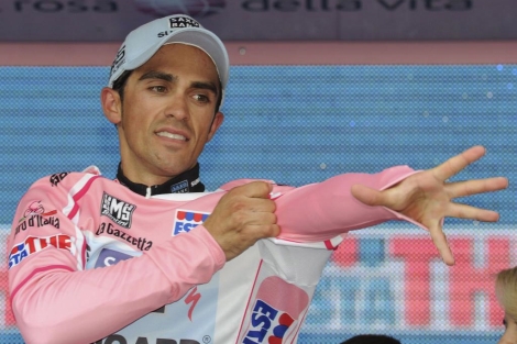 Contador se calza la 'maglia rosa' (Foto: EFE).