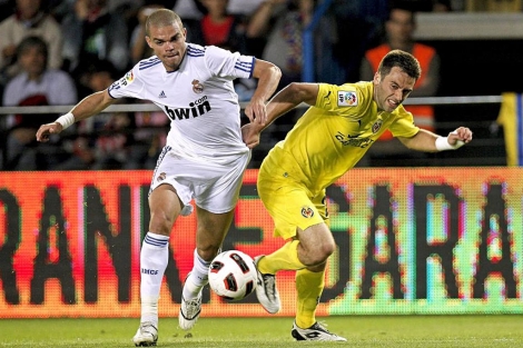 Pepe disputa un baln con Rossi en el ltimo partido del Madrid frente al Villarreal. | Efe