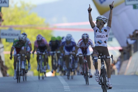 Gadret levanta los brazos como triunfador de la etapa. (AFP)
