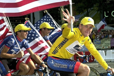 Armstrong celebra su primer Tour (1999). Tras l, Hamilton (i) e Hincapie. | Ap
