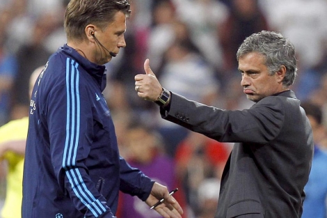 Irnico gesto de Mourinho a Stark durante la ida de semifinales de Champions. (Foto: Efe)