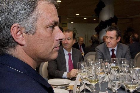 Mourinho y Valdano, durante la cena de Navidad. (Foto: Bernardo Daz)