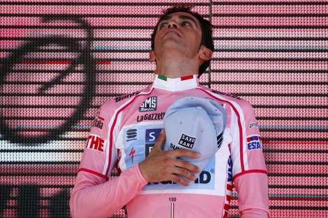 Contador, con rostro de sorpresa, en el podio de Miln. (Foto: Afp)