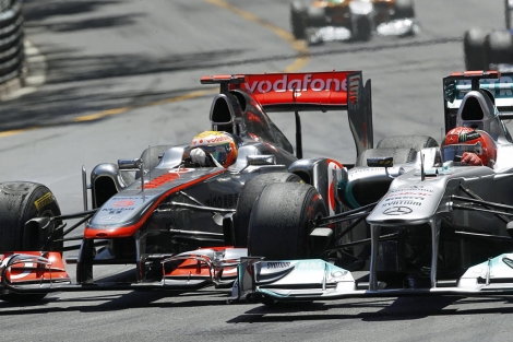 Hamilton trata de adelantar a Schumacher. | Reuters