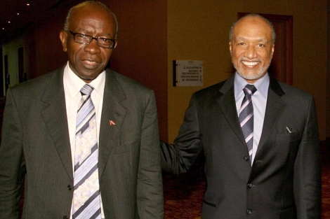 Warner y Bin Hammam, el 10 de mayo durante un encuentro en Trinidad y Tobago. (Foto: Ap)