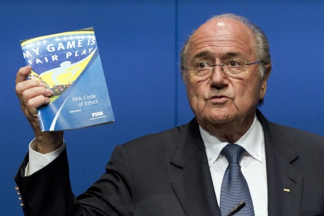 Blatter, con el código ético de la FIFA en la mano. | Ap
