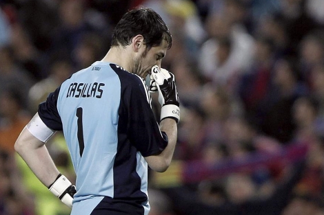 Casillas, reflexivo, en un partido del Real Madrid. (AFP)