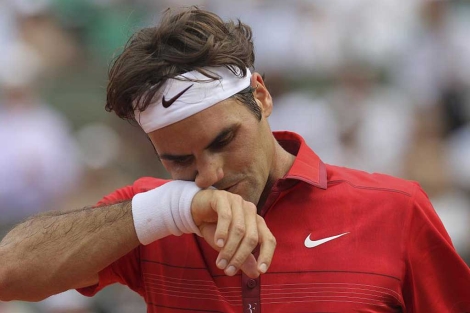 Roger Federer se lamenta. (AP)