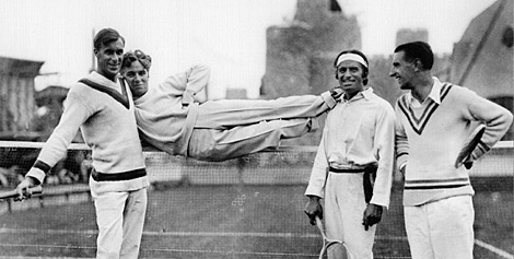 Charles Chaplin, apoyado en Bill Tilden (i) y Douglas Fairbanks. A su lado sonre Manuel Alonso, el primer gran tenista espaol junto con Lil lvarez.