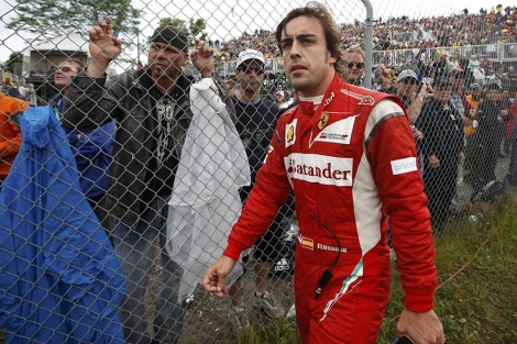 Alonso regresa al box a pie tras su abandono en Montreal. (Foto: Reuters)