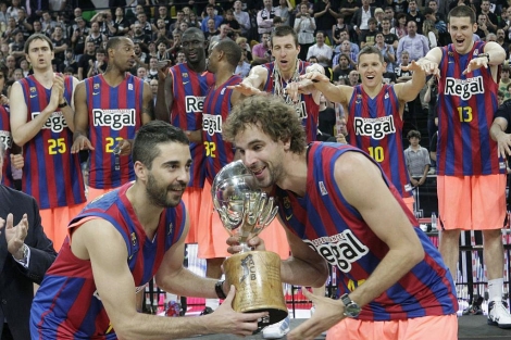 Navarro y Grimau levantan el trofeo de campeones de la ACB. | Efe