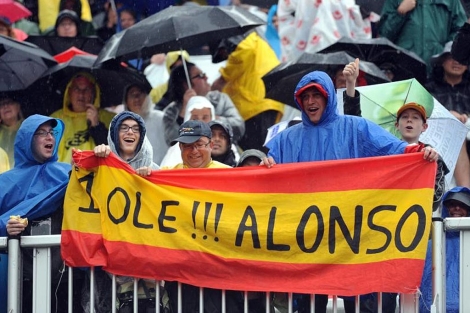 Aficionados espaoles animan a Fernando Alonso en Montreal. | Afp