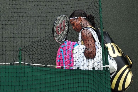 Serena Williams abandona la pista tras caer ante Bartoli. | Afp