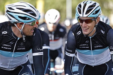 Andy Schleck junto a Cancellara rodando ya en Francia. | Ap