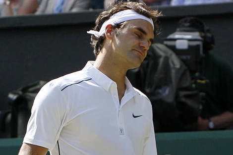 Federer lamenta un error cometido ante Tsonga. | Ap