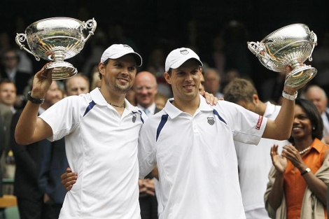 Los hermanos Bryan con el trofeo de campeones de Wimbledon. | (AP)
