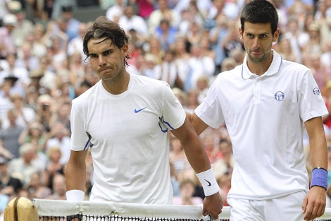 Palmada en la espalda de Djokovic a Nadal tras derrotarlo la final de Wimbledon. | Efe