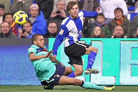 'Kiko' Femena disputa un baln con Dani Alves durante un partido. | Ernesto Caparrs