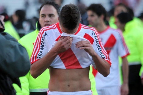 Lamela llora tras consumarse el descenso de River Plate. | Efe
