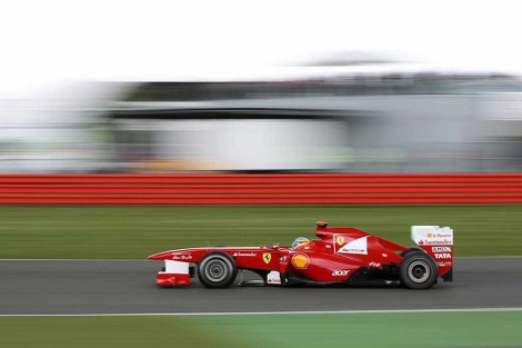 El Ferrari de Alonso, en Silverstone. (AP)