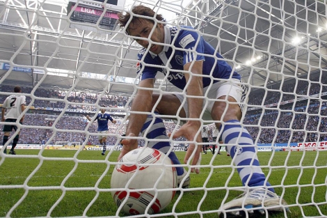 Ral Gonzlez, tras marcar un gol con el Schalke. | AP