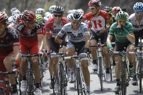 Contador, dolorido en la rodilla, tras su cada en la novena etapa. (Foto: Ap)